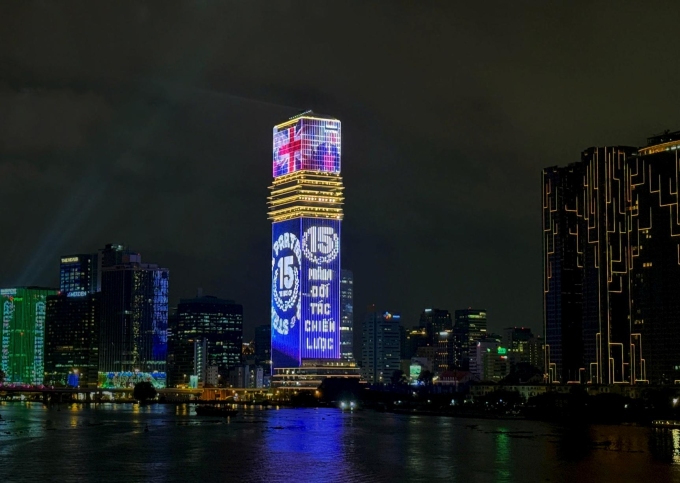 Tòa tháp Saigon Marina IFC thắp sáng đánh dấu sự kiện hữu nghị Việt - Anh. Ảnh: HDBank