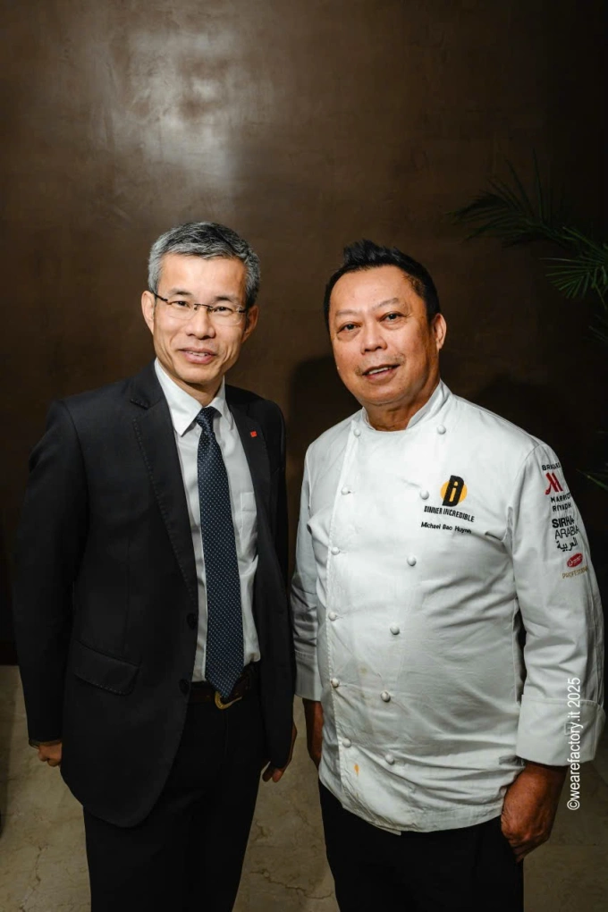 Ông Hoàng Hữu Anh (trái) - Đại sứ Việt Nam tại Arab Saudi, và đẩu bếp Michel Bao Huynh (phải). Ảnh: WAF - WeAreFactory