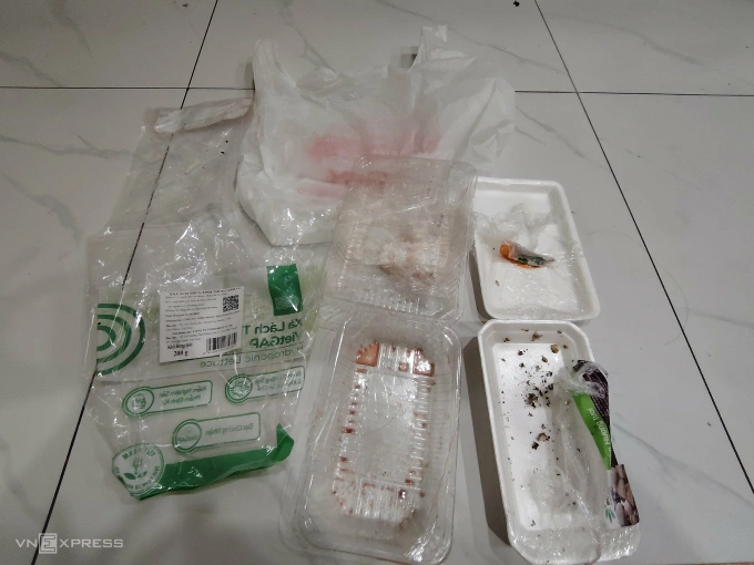 Lượng nilon, khay nhựa trong một lần đi siêu thị của một gia đình Hà Nội, ngày 19/10. Ảnh: Thủy Trương