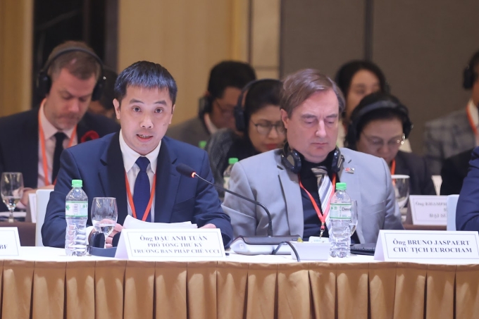 Ông Đậu Anh Tuấn, Phó tổng thư ký Liên đoàn Thương mại và Công nghiệp Việt Nam phát biểu tại diễn đàn, ngày 10/11. Ảnh: VGP