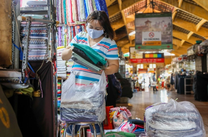 Tiểu thương tại chợ bến Thành. Ảnh: Quỳnh Trần