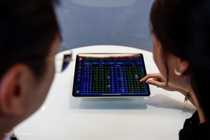 Nhà đầu tư đang theo dõi bảng điện thị trường tại trụ sở một công ty chứng khoán ở TP HCM. Ảnh: An Khương