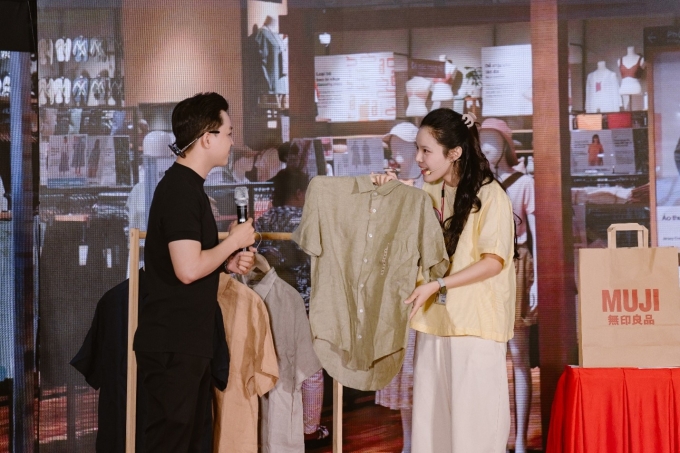 Mỗi thí sinh có 5 phút trình diễn kỹ năng phục vụ khách hàng. Ảnh: AeonMall Việt Nam