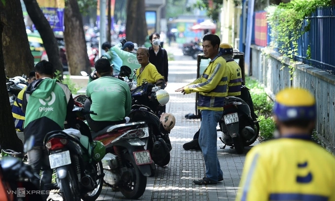 Tài xế xe Be (áo vàng) tại trung tâm TP HCM vào tháng 5/2025. Ảnh: Thanh Tùng