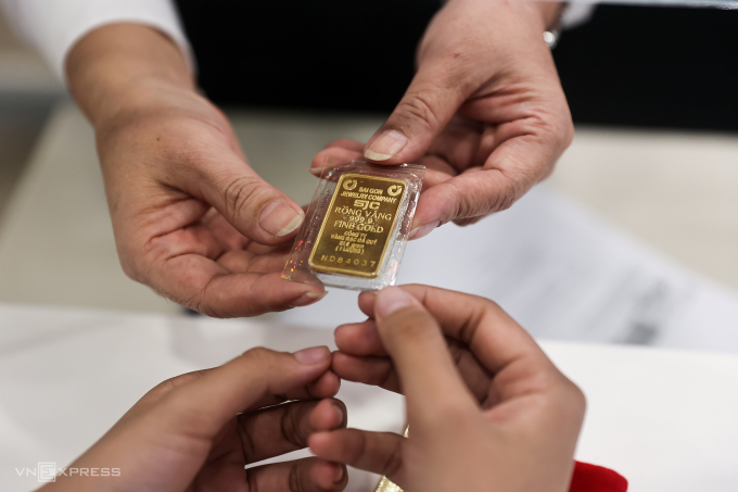 Người dân mua vàng ở Ngân hàng Nông nghiệp và phát triển nông thôn, TP HCM, chiều 3/6/2025.. Ảnh: Quỳnh Trần