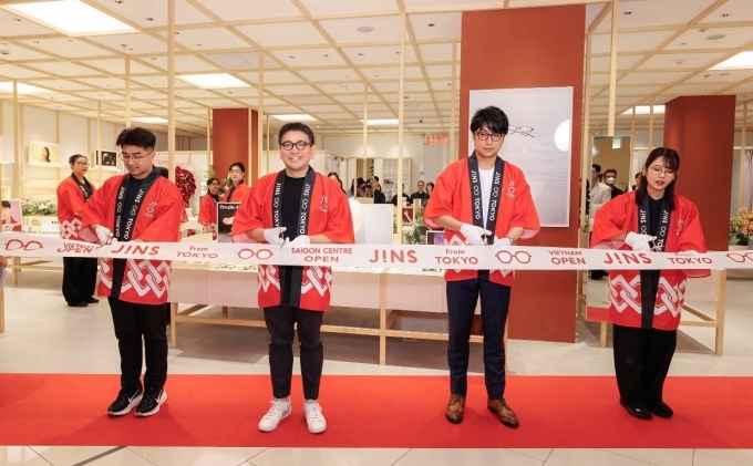 Lãnh đạo doanh nghiệp thực hiện nghi thức cắt băng khai trương cửa hàng đầu tiên tại Việt Nam. Ảnh: Jins