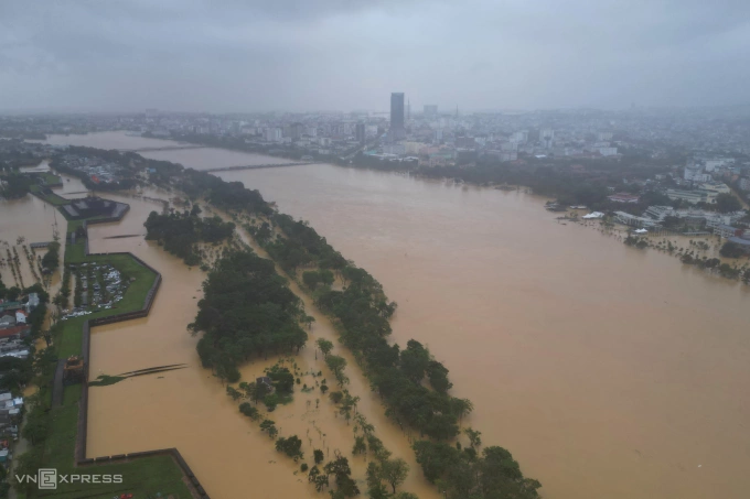 Đường Lê Duẩn (TP Huế) ngập trong lũ ngày 28/10. Ảnh: Võ Thạnh