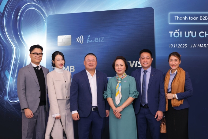 Ban lãnh đạo Ngân hàng TMCP Quân đội (MB) và Tổ chức thẻ quốc tế Visa chụp ảnh cùng các Kols. Ảnh: MB