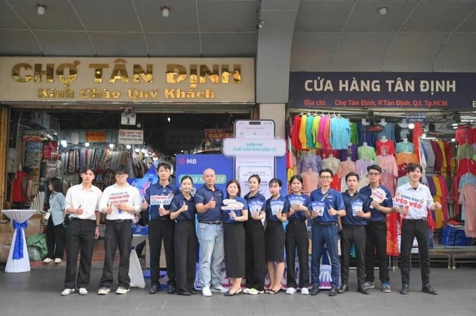 Nhân viên MB cũng tiểu thương trong chiến dịch hỗ trợ chuyển đổi số. Ảnh: MB