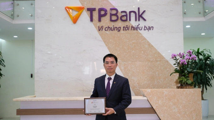 Ông ... chụp ảnh cùng giấy chứng nhận Ngân hàng vững mạnh hàng đầu Việt Nam năm 2025. Ảnh: TPBank