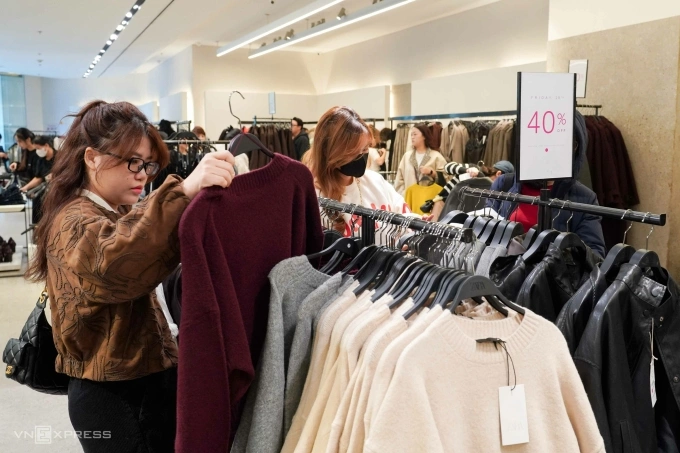Khách chọn mua sản phẩm thời trang tại cửa hàng một thương hiệu trên đường Bà Triệu, Hà Nội trong ngày Black Friday, 28/11. Ảnh: Hoàng Giang