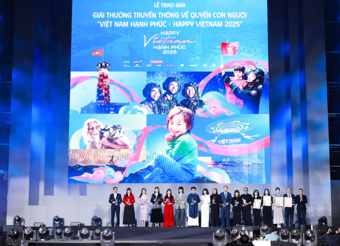 Ông Nguyễn Văn Ngọc (ngoài cùng bên trái), Chánh văn phòng Quản trị, đại diện ngân hàng nhận kỷ niệm chương của chương trình Vietnam Happy Fest. Ảnh: LPBank