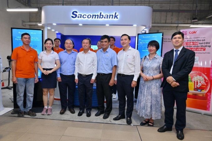 Các đại biểu chụp hình lưu niệm tại gian hàng của Sacombank. Ảnh: Sacombank
