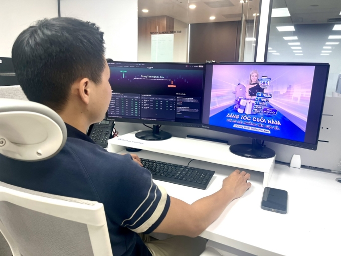 Nhà đầu tư nghiên cứu ưu đãi thưởng tiền từ Chứng khoán Shinhan. Ảnh: Shinhan Việt Nam