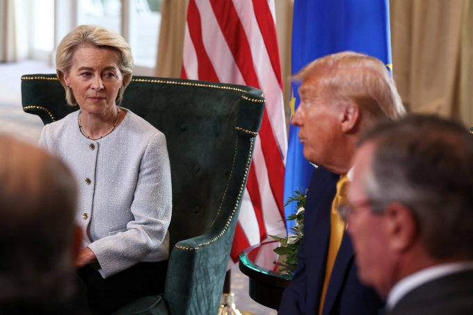 Chủ tịch Ủy ban châu Âu Ursula von der Leyen ngồi cùng Tổng thống Mỹ Donald Trump tại Turnberry, Scotland, Anh ngày 27/7/2025. Ảnh: Reuters