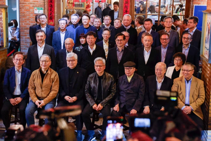 Jensen Huang, CEO Nvidia, chụp ảnh cùng các CEO công nghệ Đài Loan ở Đài Bắc, Đài Loan, Trung Quốc, ngày 31/1. Ảnh: Reuters