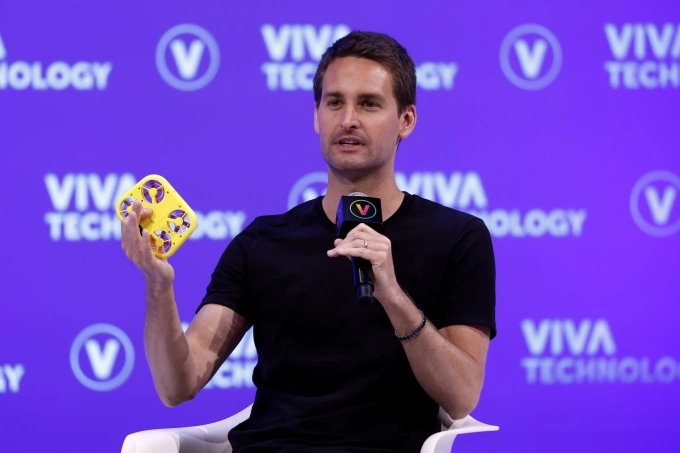 Evan Spiegel phát biểu tại một diễn đàn công nghệ ở Paris năm 2022. Ảnh: Reuters