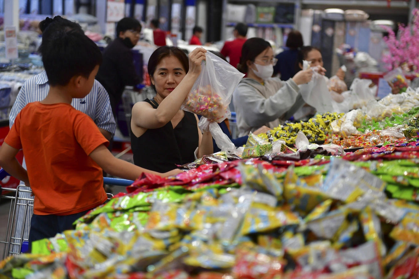 Người tiêu dùng cân nhắc từng đồng sắm Tết - Báo VnExpress Kinh doanh