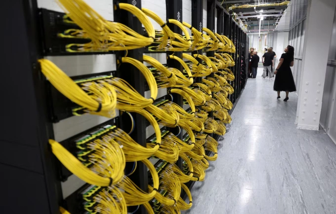 Khách tham quan giá đỡ dành cho máy chủ dữ liệu, GPU và CPU, ngày 6/11/2025. Ảnh: Reuters