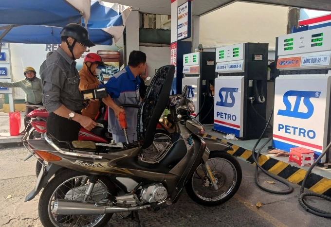 Người dân đổ nhiên liệu tại cây xăng trên đường Quang Trung, phường Gò Vấp, TP HCM, chiều 5/3. Ảnh: Thi Hà