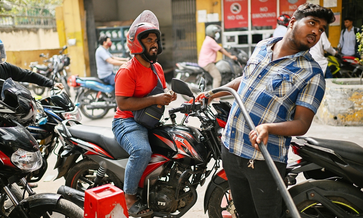 Các nước áp trần giá, khuyến khích làm từ xa khi nguồn cung xăng dầu đứt gãy