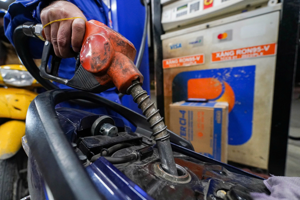 Giá xăng, dầu cùng tăng