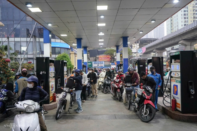 Người Hà Nội xếp hàng mua xăng dầu, ngày 6/3. Ảnh: Hoàng Giang