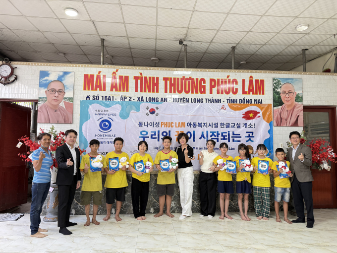 Đại diện hai đơn vị tài trợ cùng các em nhỏ trong ngày khai giảng lớp học. Ảnh: KIS Việt Nam