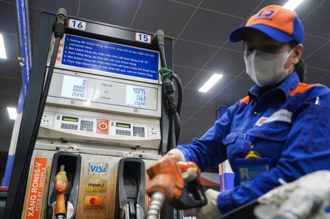 Nhân viên một cửa hàng ở đường Láng, Hà Nội bơm xăng cho khách hàng, ngày 11/3. Ảnh: Hoàng Giang