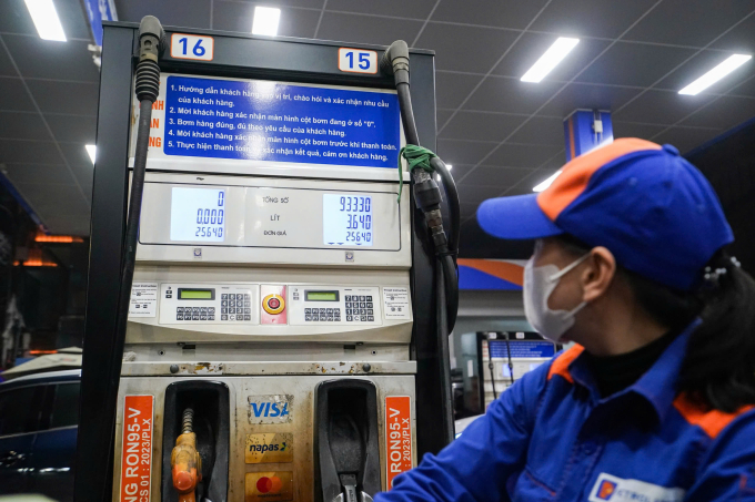 Nhân viên một cửa hàng ở đường Láng, Hà Nội bơm xăng cho khách hàng, ngày 11/3. Ảnh: Hoàng Giang