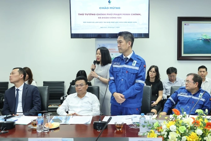 Tổng Giám đốc nhà máy lọc dầu Nghi Sơn báo cáo tại cuộc làm việc. Ảnh: VGP