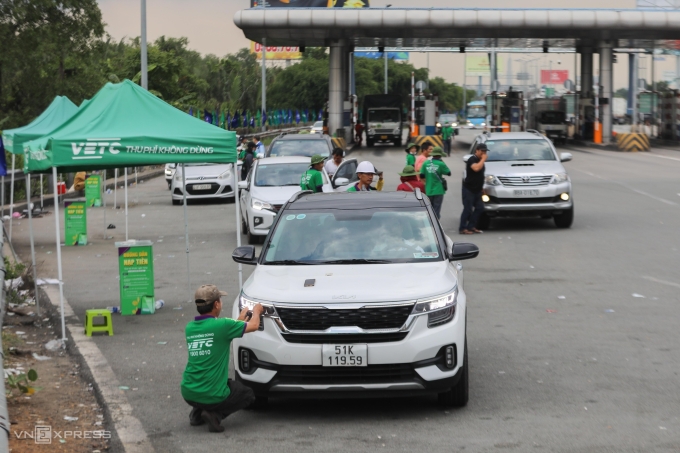 Dán thẻ thu phí không dừng của VETC tại cao tốc TP HCM - Long Thành - Dầu Giây, tháng 7/2022. Ảnh: Quỳnh Trần