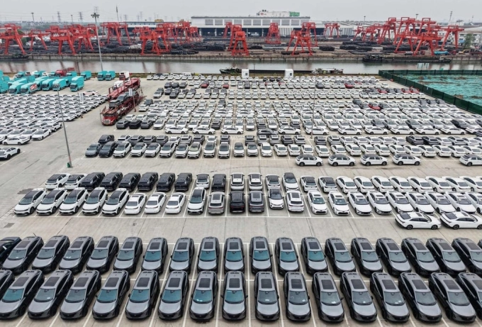 Xe điện xuất khẩu tại một cảng ở Hàng Châu, tỉnh Chiết Giang, miền đông Trung Quốc, tháng 4/2025. Ảnh: AFP
