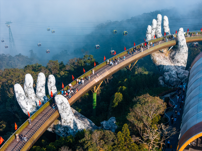 Cầu Vàng - điểm quan tham nổi tiếng trong Khu du lịch sinh thái Sun World Ba Na Hills. Ảnh: Sun Group