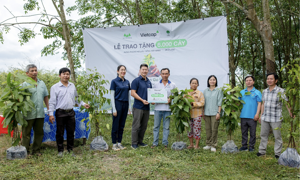 Vietcap kết hợp giao dịch đầu tư với trồng rừng chống lũ