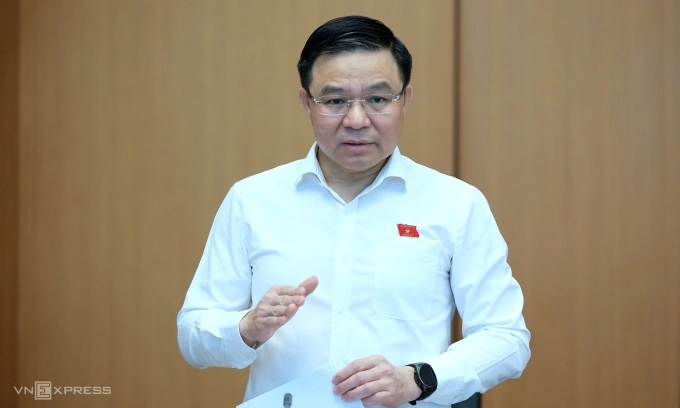 Bộ trưởng Công Thương Lê Mạnh Hùng phát biểu tại phiên thảo luận sáng 10/4. Ảnh: Anh Tú