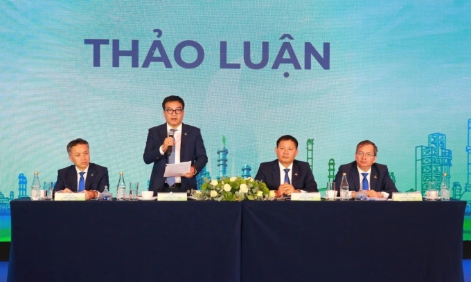 Ban lãnh đạo BSR trả lời cổ đông tại phiên họp thường niên sáng 13/4. Ảnh: BSR