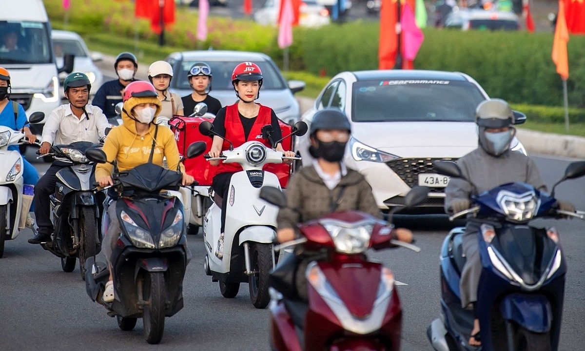 Người trẻ gửi đồ trước để giảm tải hành lý dịp nghỉ lễ dài