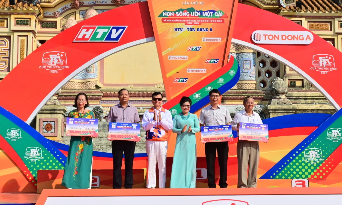 Tôn Đông Á trao 420 triệu đồng an sinh xã hội tại Huế