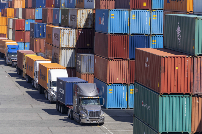 Xe tải chở container tại cảng Seattle (Washington, Mỹ) tháng 11/2025. Ảnh: Reuters