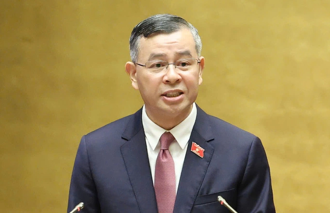 Bộ trưởng Tài chính Ngô Văn Tuấn giải trình trước Quốc hội tại phiên họp sáng 21/4. Ảnh: Giang Huy
