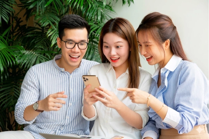 Nhiều người lựa chọn đặt vé xem phim trên ứng dụng ngân hàng để chủ động thời gian. Ảnh: VNPAY