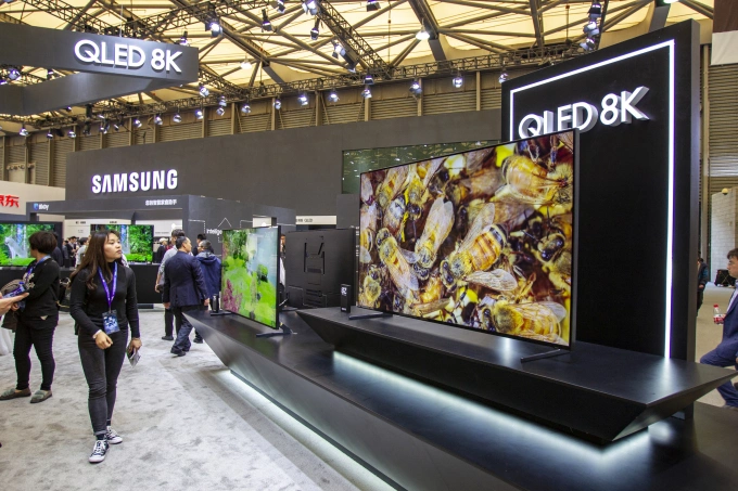 TV của Samsung trưng bày tại Triển lãm Thiết bị Gia dụng & Điện tử Thế giới 2019 (AWE 2019) ở Thượng Hải, Trung Quốc, ngày 16/3/2019. Ảnh: AFP