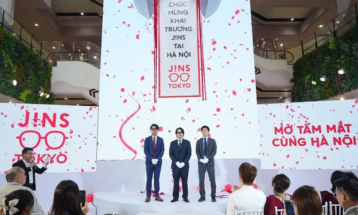 Mắt kính Jins ra mắt cửa hàng đầu tiên tại miền Bắc