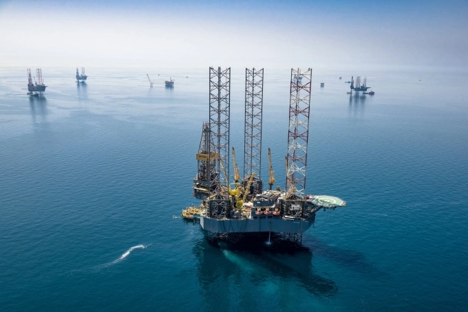 Giàn khoan dầu của công ty dầu khí quốc doanh Aramco ở mỏ ngoài khơi tỉnh Eastern, miền đông Arab Saudi tháng 5/2020. Ảnh: AFP