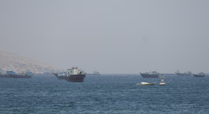 Tàu thuyền tại eo biển Hormuz ngày 4/5. Ảnh: Reuters