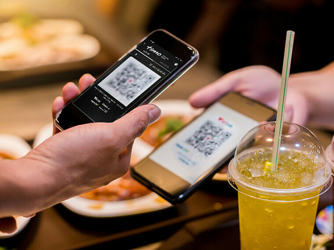 Khách hàng giao dịch bằng ứng dụng ngân hàng số Timo. Ảnh: Timo