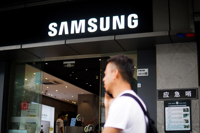 Một người đi ngang cửa hàng Samsung tại Thâm Quyến, Trung Quốc, tháng 4/2024. Ảnh: Lưu Quý