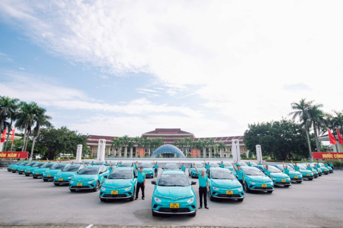 Tài xế và dàn xe điện Green SM. Ảnh: GSM