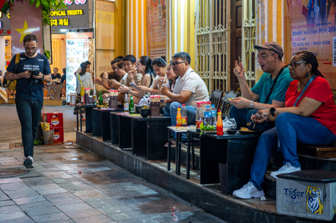 Hàng quán bán tại vỉa hè ở Hà Nội. Ảnh: Thế Bằng